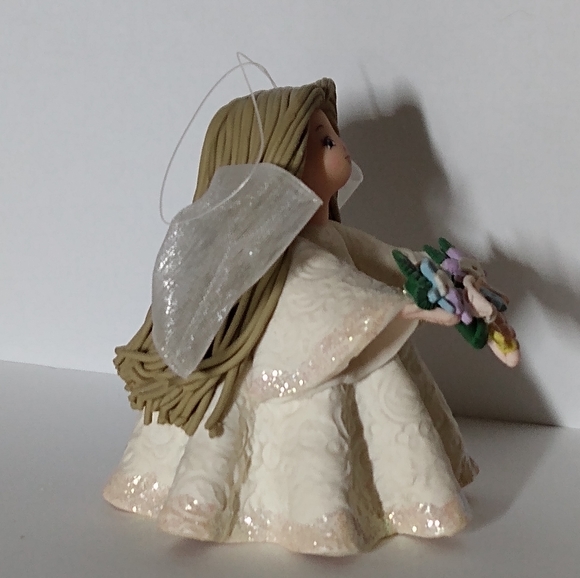 Small Kneeded Friendship Angel Figurine - Picture 5 of 6